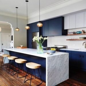 Light luxury kitchen with navy MDF cabinets, an alabaster marble island, and mixed-material stools.