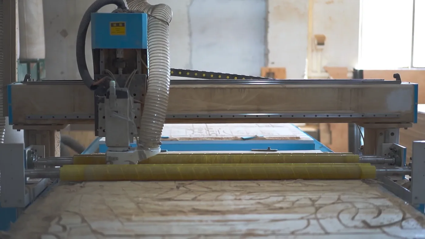 Carpet weaving machine producing a patterned carpet