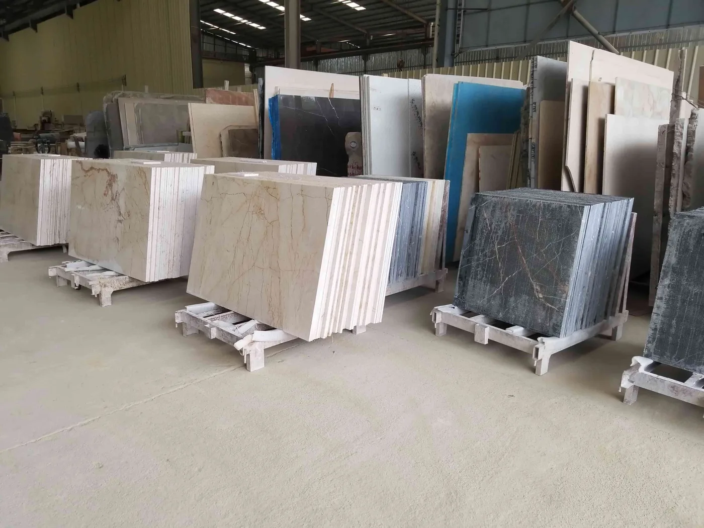 Cut-to-size marble slabs stored in the stone workshop