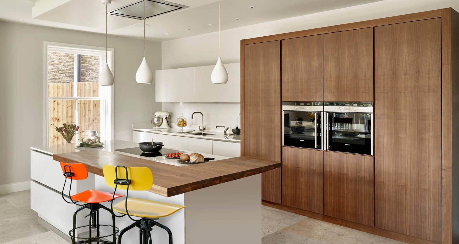 White oak kitchen cabinets with natural grain texture in a bright modern kitchen interior